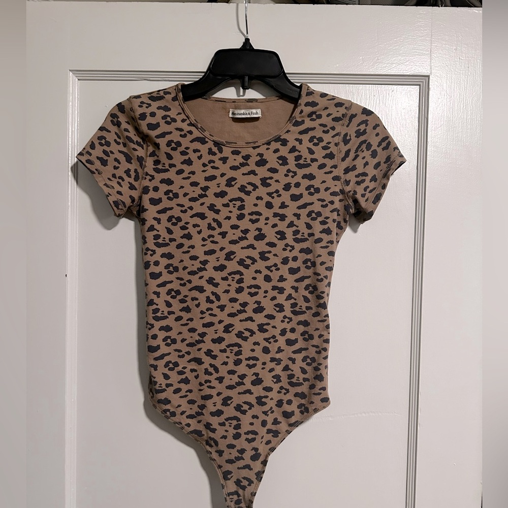 Abercrombie & Fitch Leopard T-shirt bodysuit